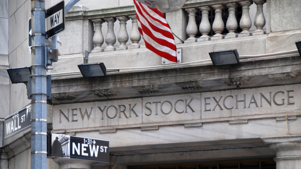 Акции США укрепились несмотря на удары по Ирану и ответный удар по американской базе в Катаре / Фото: shutterstock/Michael Kaercher