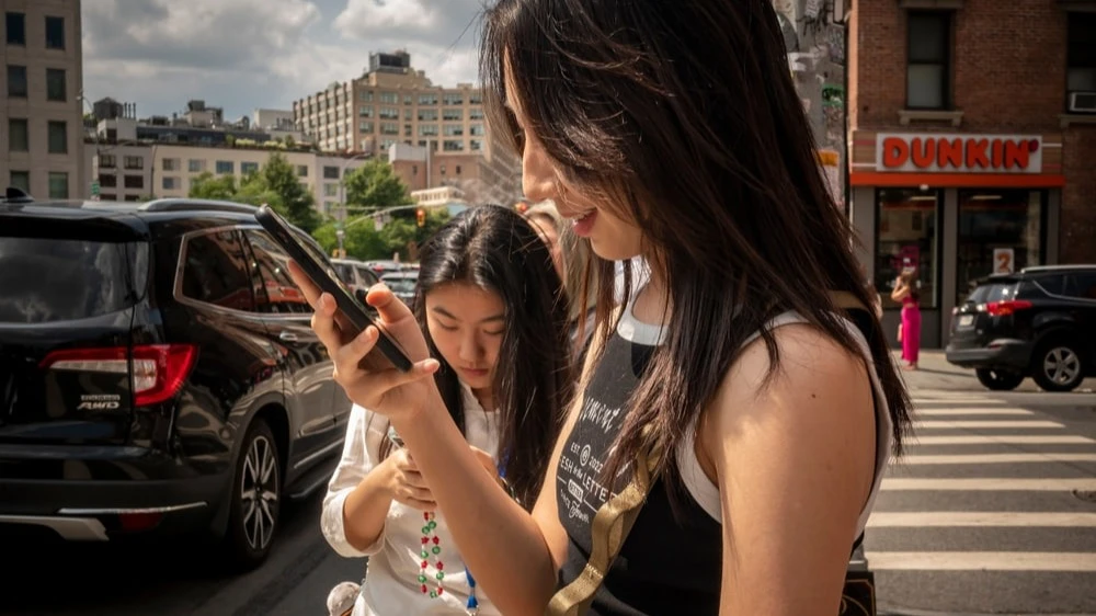 Несмотря на финансовую нестабильность, зумеры не готовы отказываться от желанных покупки / Фото: rblfmr / Shutterstock.com