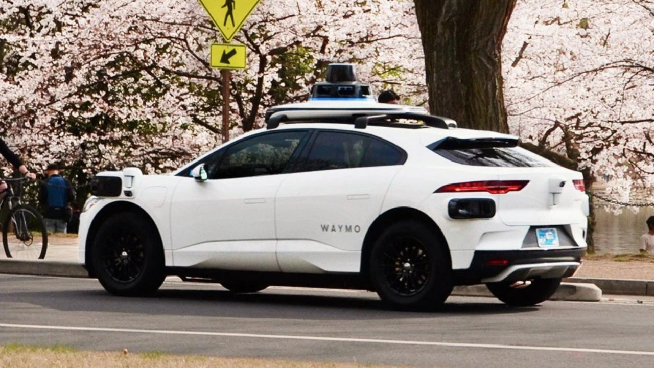 По оценке на октябрь, стоимость Waymo превышала $45 млрд, что сопоставимо с крупными игроками автоиндустрии вроде Ford и GM / Фото: X/Waymo