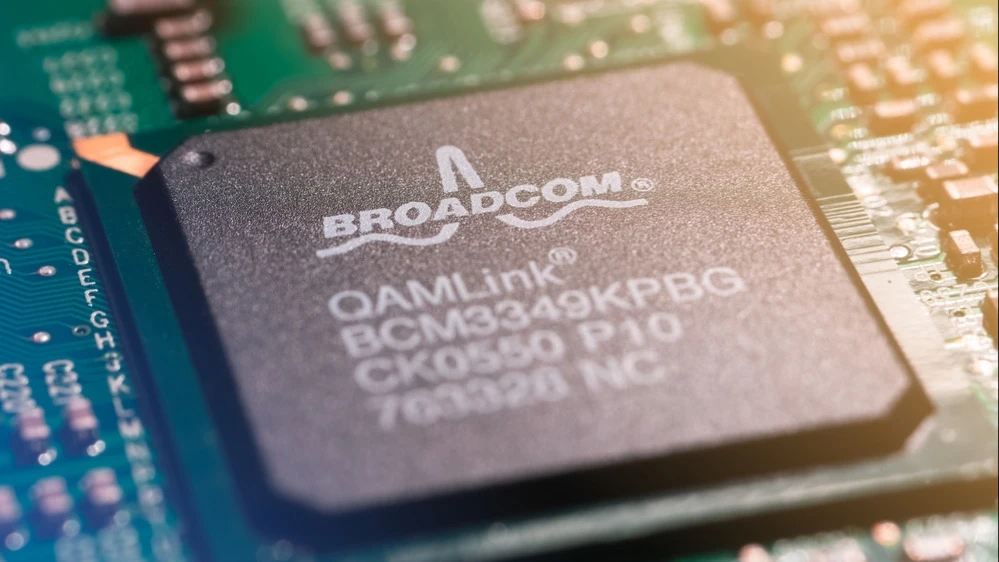 Аналитики ожидают рост выручки чипмейкера Broadcom за счет увеличивающегося спроса на кастомные ИИ-чипы / Фото: shutterstock/ViStock
