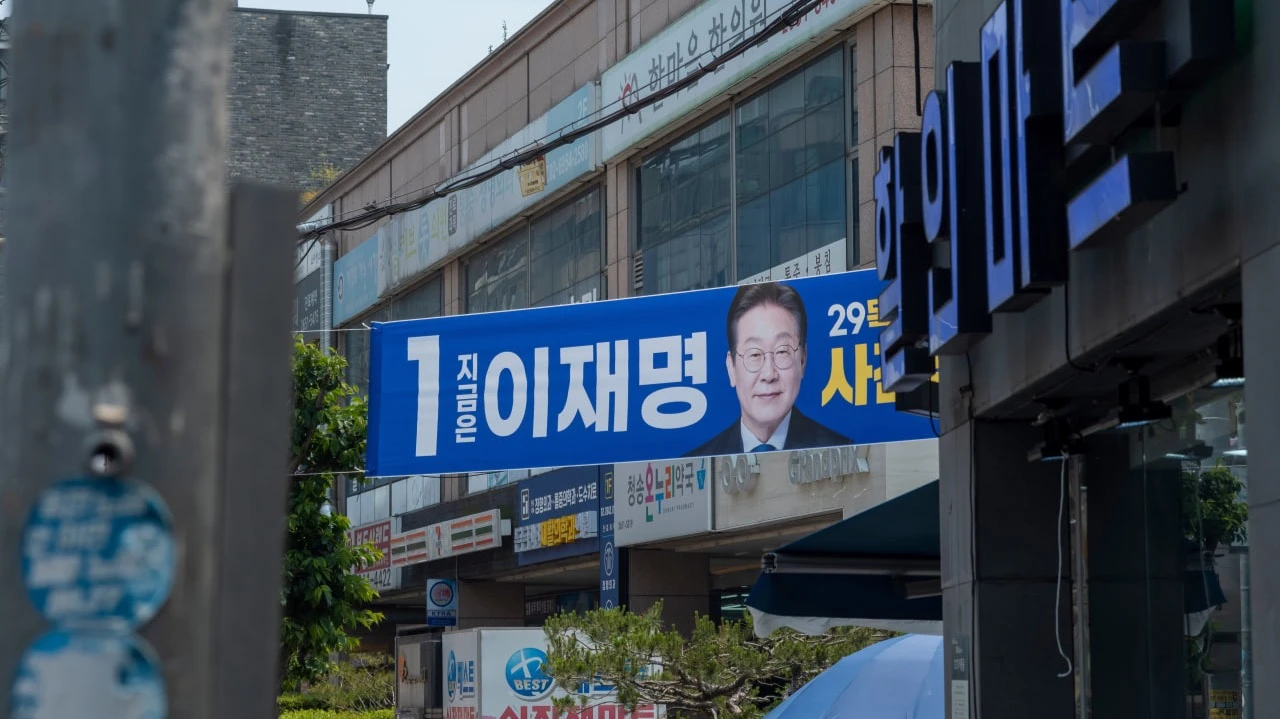 Предвыборный плакат нового президента Южной Кореи Ли Чжэ Мёна. Инвесторы связывают с его реформами надежды на рост рынка страны. Фото: Ki young / Shutterstock.com