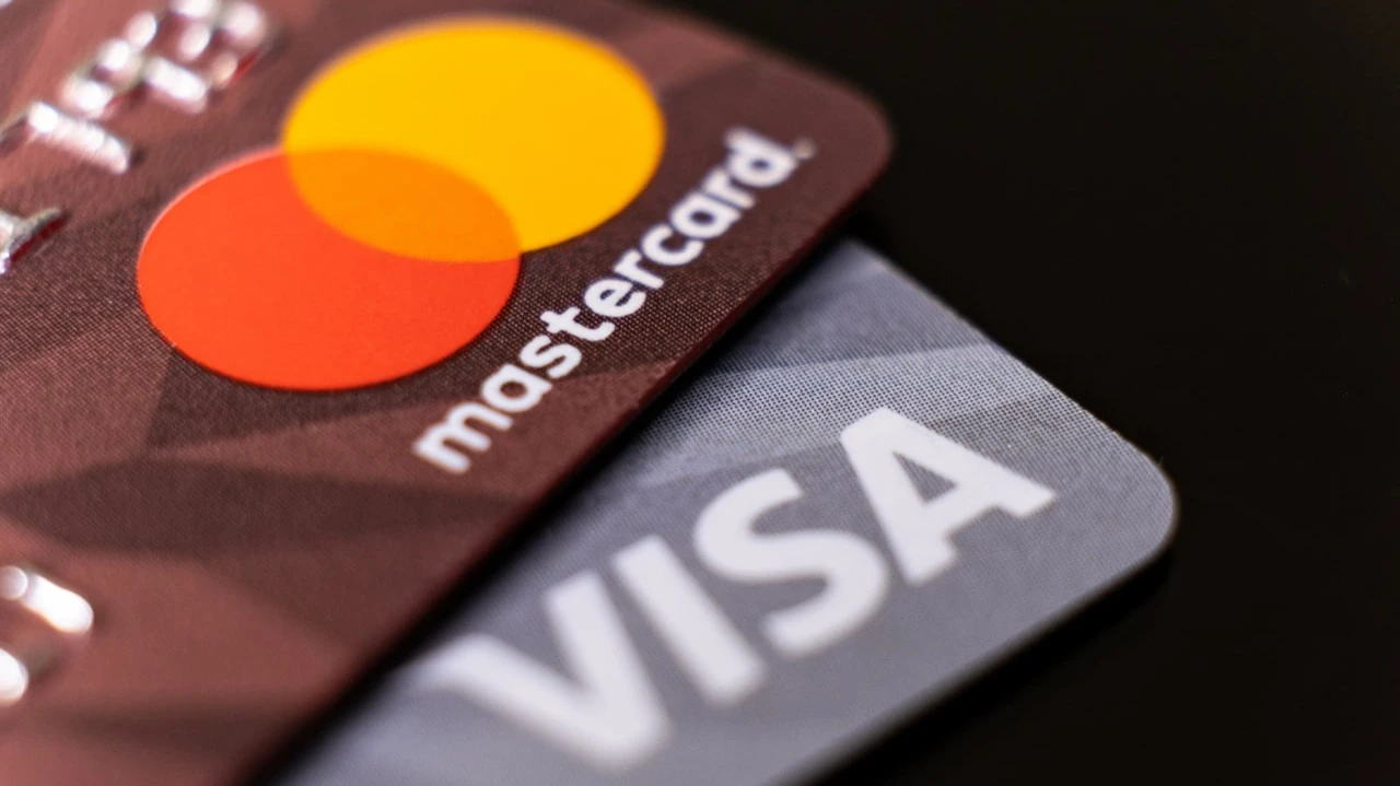 Сразу два аналитика посоветовали покупать акции платежных систем на спаде / Фото: olgsera / Shutterstock.com