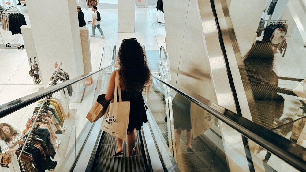 Отчет Бюро экономического анализа США за май показал признаки ослабления потребительской активности / Фото: Al More/Shutterstock.com