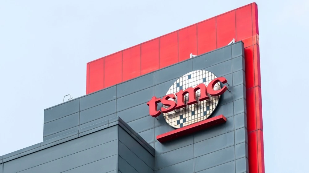 Zacks рекомендует долгосрочным инвесторам покупать акции TSMC в июле, не дожидаясь публикации квартального отчета в середине месяца / Фото: Jack Hong/Shutterstock.com
