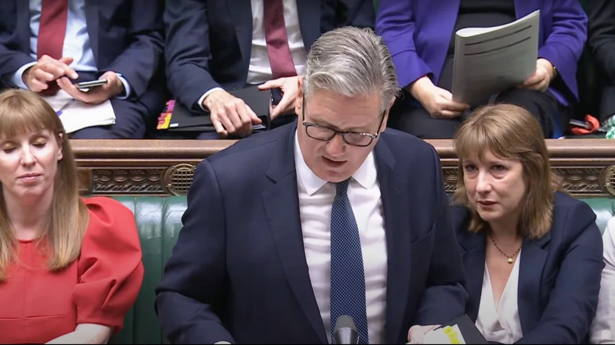 Угроза отставки министра финансов (на фото справа), которую заметили в слезах в парламенте, накануне вызвала распродажу британского долга и валюты / Фото: Youtube / UKParliament