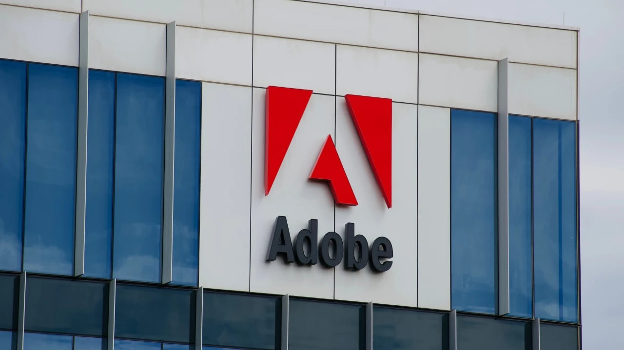 Акции Adobe упали после рекомендации их продавать / Фото: Charles-McClintock Wilson / Shutterstock.com