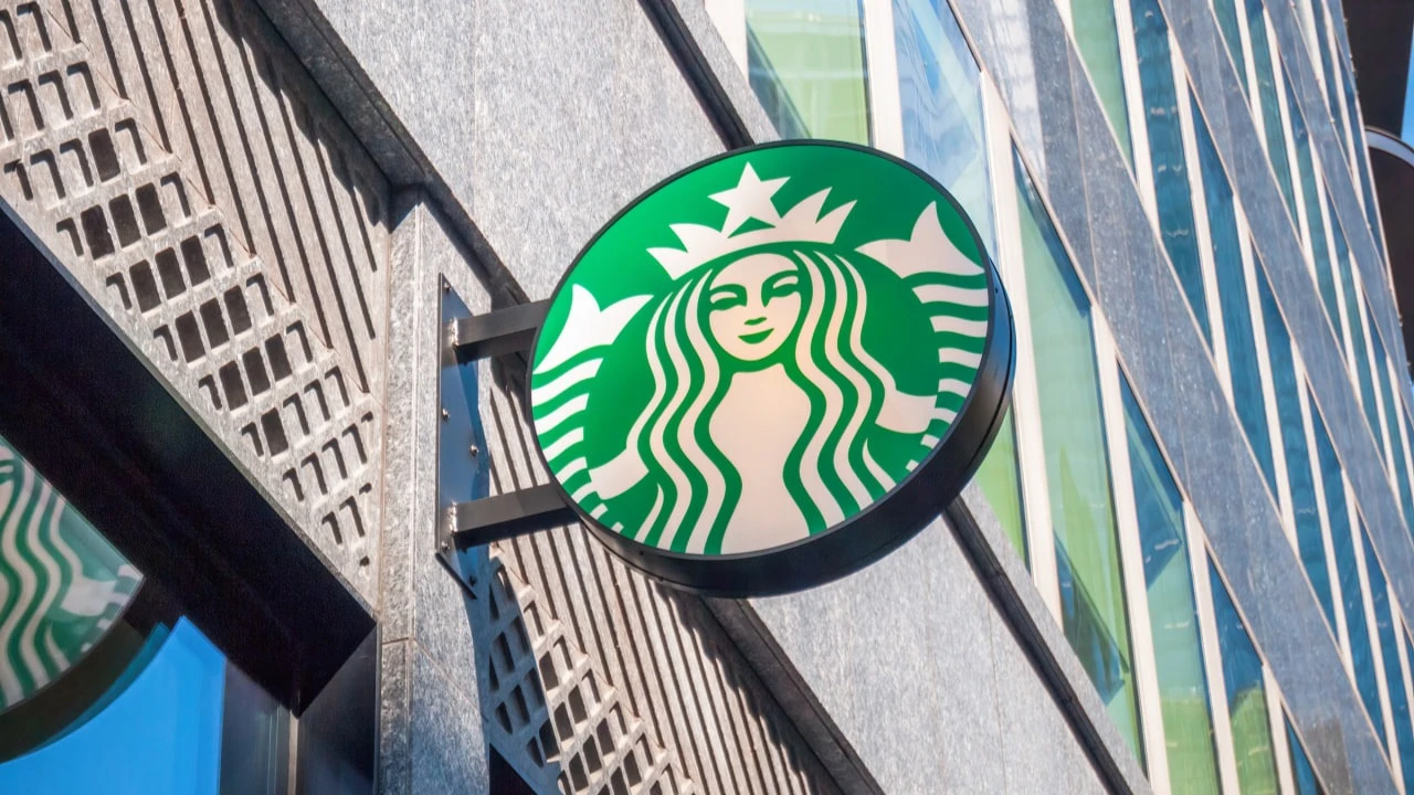 BTIG рекомендует инвесторам акции Starbucks / Фото: Alex Yeung / Shutterstock.com