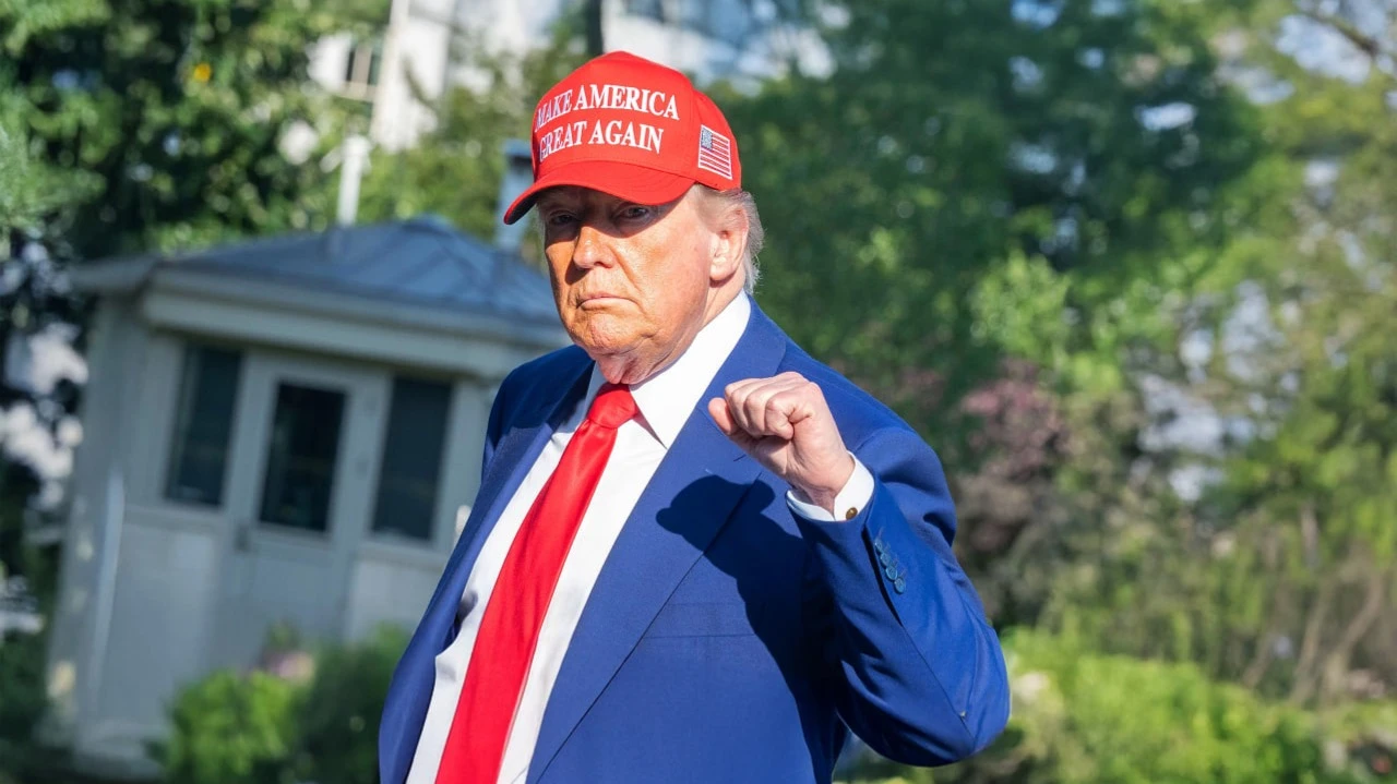 Трамп обрушился с критикой на бывшего союзника Маска, а также пригрозил пошлиной в 10% для стран, которые ориентируются на «антиамериканскую политику БРИКС» / Фото: Brian Jason / Shutterstock.com