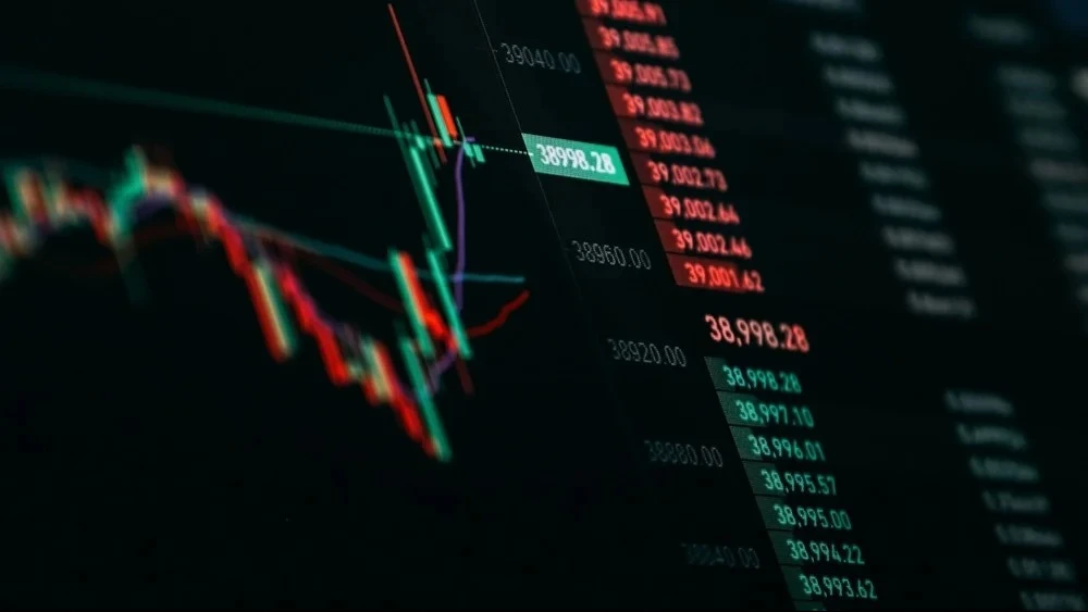 Инвесторы скупают рисковые активы несмотря на нестабильность в экономике и геополитике/ Фото: Shutterstock.com