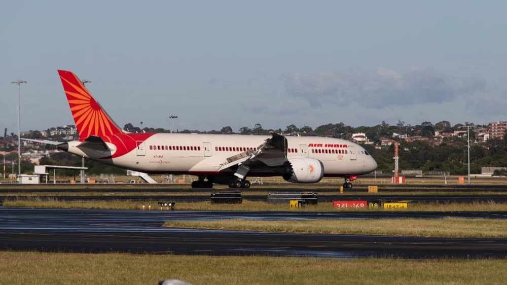 Boeing 787 Dreamliner, принадлежащий Air India, не смог набрать высоту из-за отключения двигателей / Фото: aiyoshi597 / Shutterstock.com