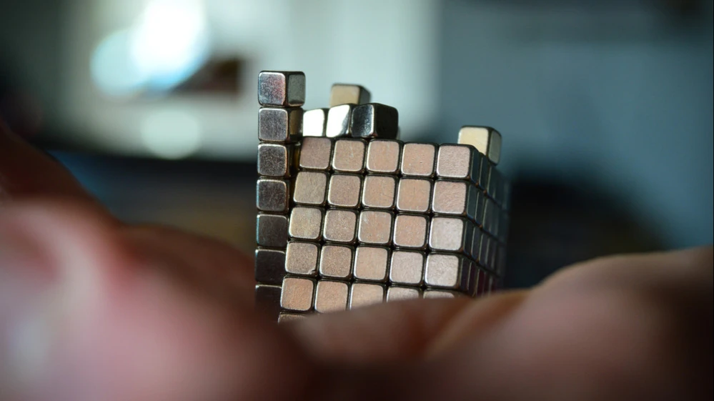 Apple использует ниодим в вибромоторах, динамиках, микрофонах, наушниках и магнитных креплениях в iPhone, AirPods и MacBook / Фото: Zimango / Shutterstock.com