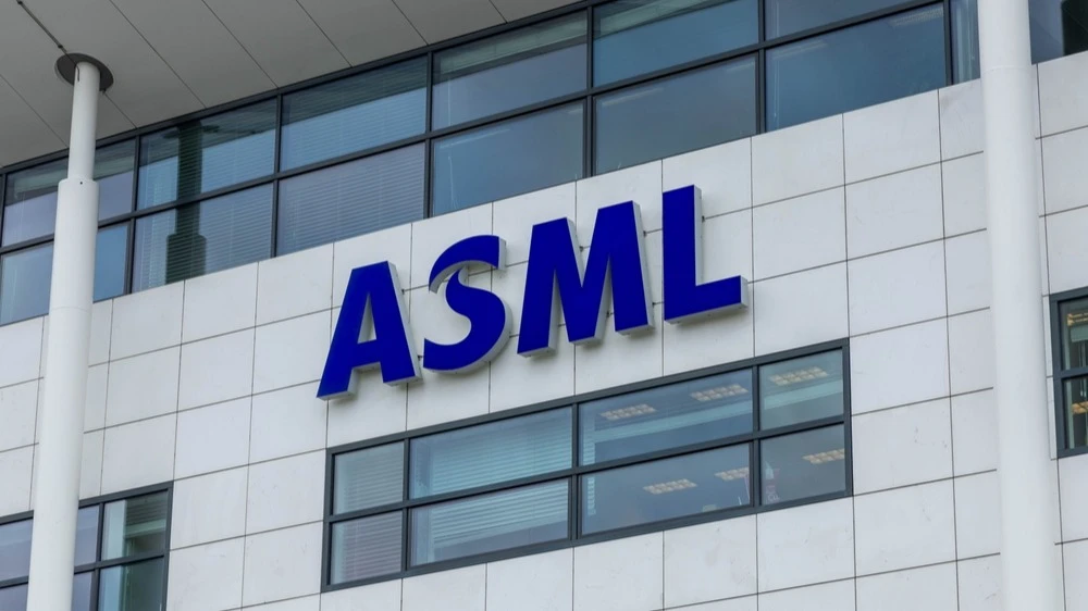 The analyst is no longer advising to buy ASML stock. What is his investment before the report?