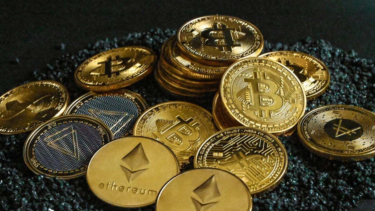 Prices at peak, the biggest investors are in: how to make money from cryptocurrency now