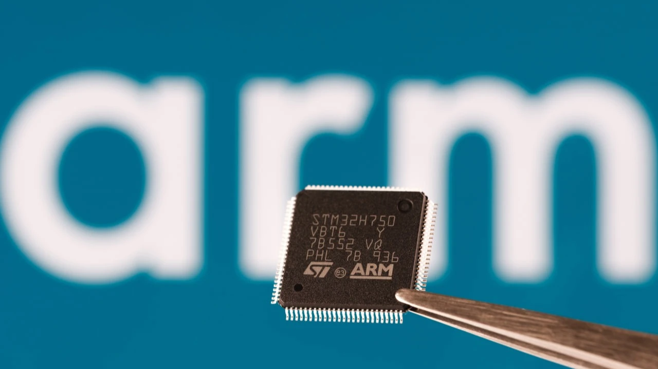 По данным BNP Paribas, Arm планирует начать выпуск собственного чипа / Фото: Ascannio / Shutterstock.com