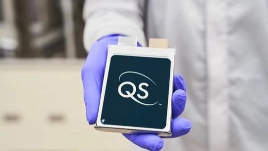 Разрабатываемая QuantumScape технология может сделать электромобили дешевле / Фото: x.com/QuantumScapeCo