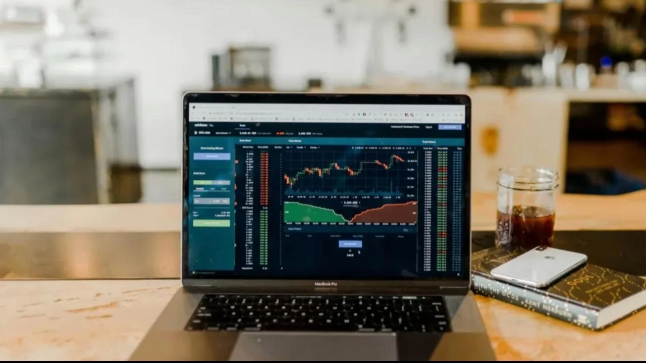 Сумма коротких позиций Russell 2000 в июле приблизилась к рекордной. / Фото: Unsplash/Austin Distel