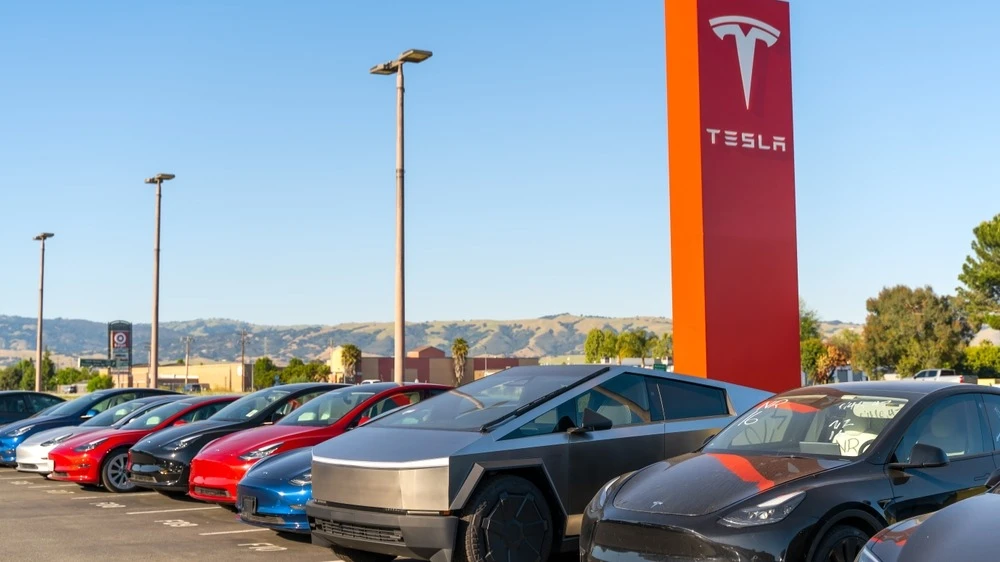 Аналитики Уолл-стрит прогнозируют, что во втором квартале 2025 года прибыль на акцию Tesla снизится на 25% в годовом выражении, а выручка — примерно на 13% / Фото: Iv-olga/Shutterstock.com