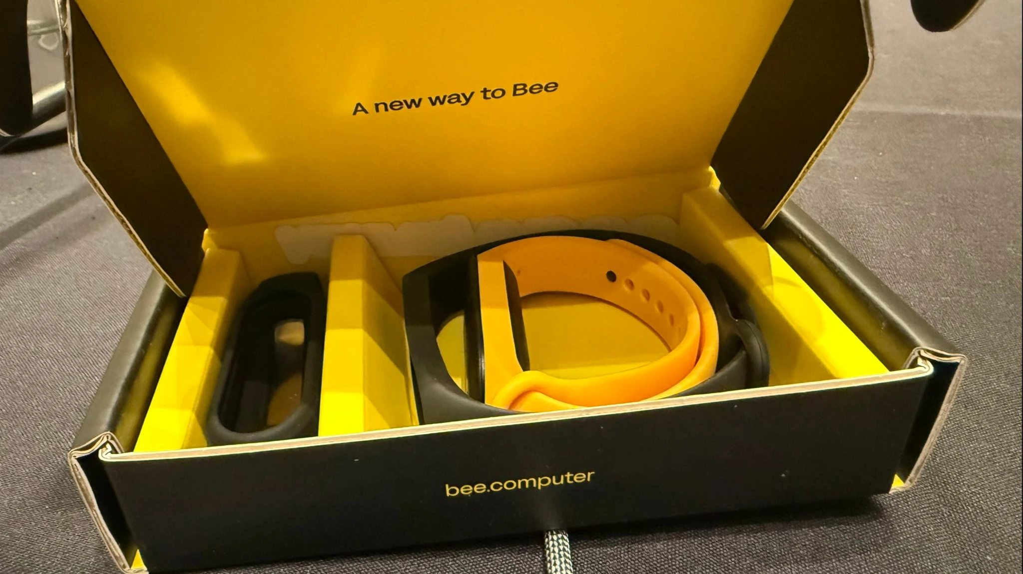 Amazon покупает стартап Bee, выпускающий браслеты с ИИ/ Фото: X/bee__computer