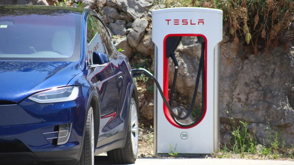 Аналитики ждут масштабирования Tesla Robotaxi, но не уверены, что компания уложится в озвученные ею сроки / Фото: Jure Divich / Shutterstock.com