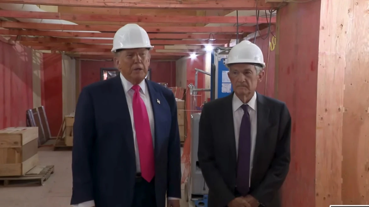 Необычный визит Трампа в штаб-квартиру ФРС рассматривается как усиление нападок на главу центробанка с целью заставить его снизить ставку или уйти в отставку / Фото: кадр из трансляции YouTube / The White House