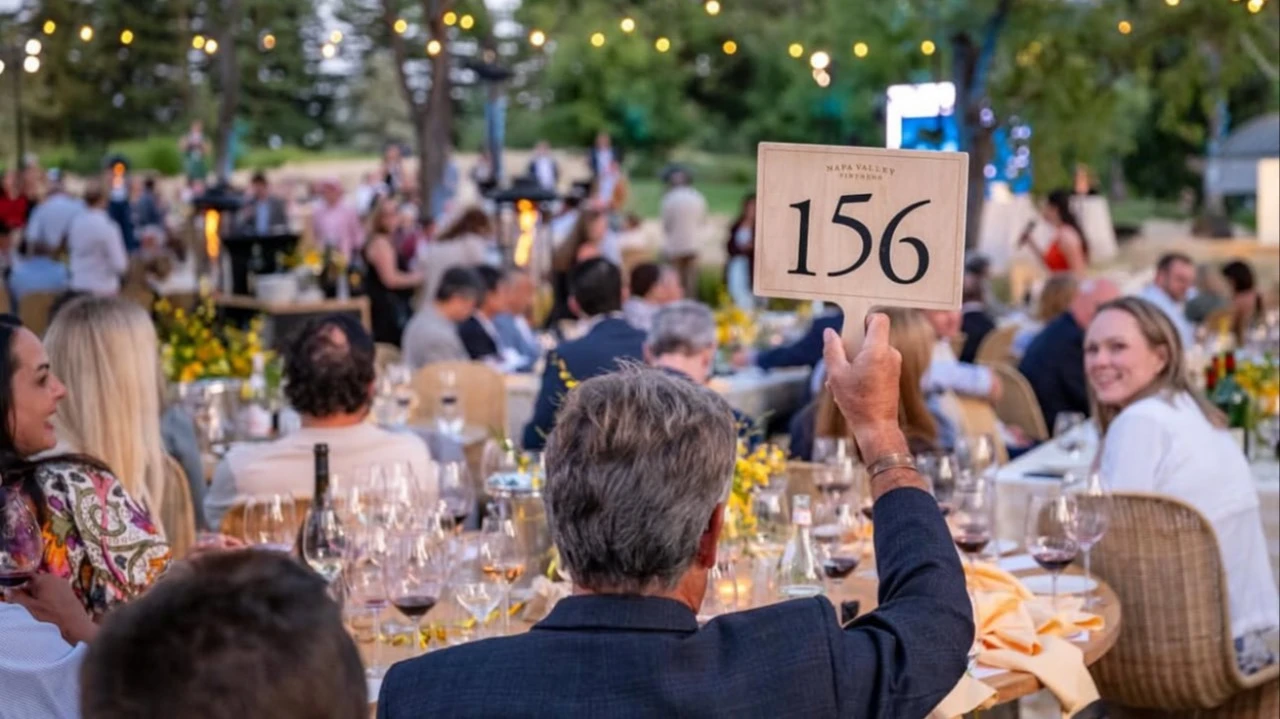 На винных аукционах участники готовы потратить неприличную сумму за интересную историю винодела, лимитированный тираж или почтенный возраст лоз. Фото: Sothebys Wine & Spitirs / Instagram