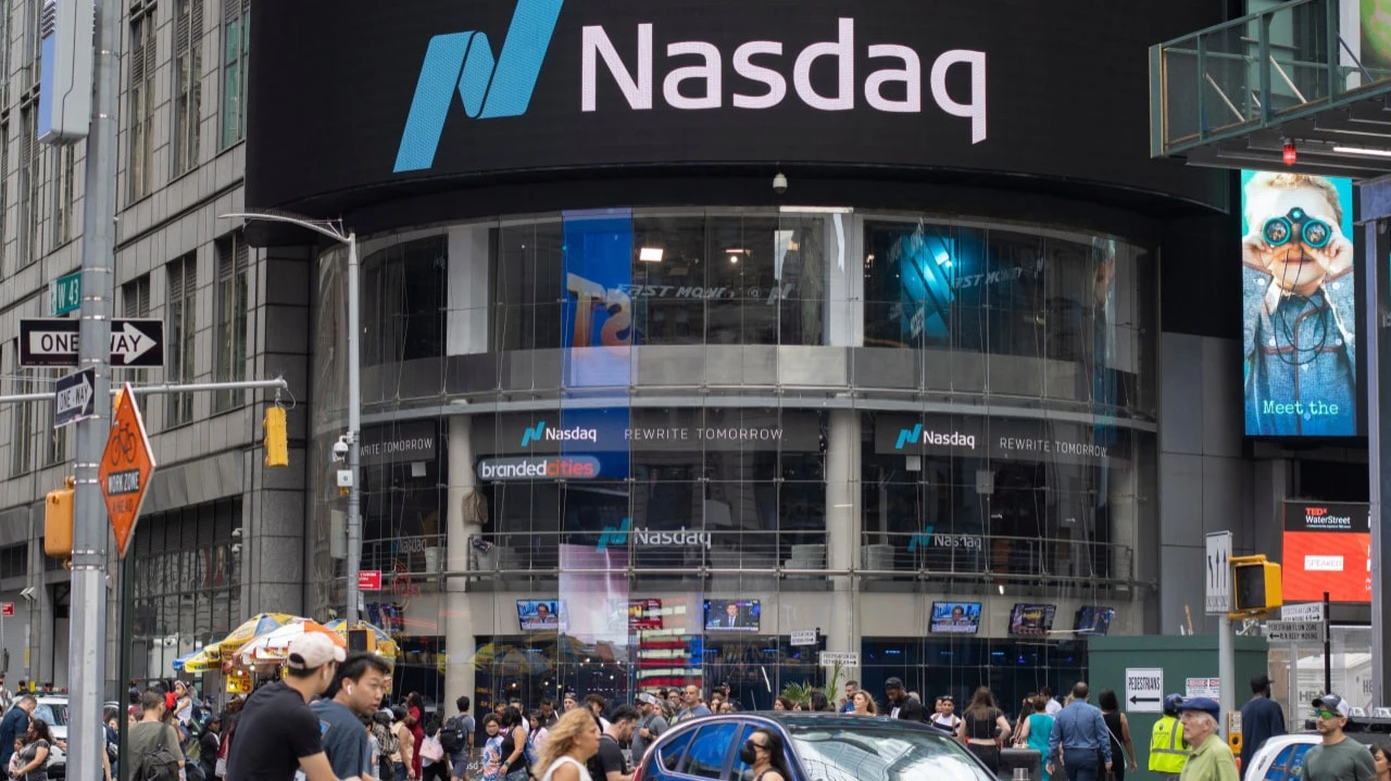 Давление Трампа на ФРС усиливает напряженность на рынках, а ожидаемый прогресс в торговых переговорах дает оптимизм / Фото: Tada Images / Shutterstock.com