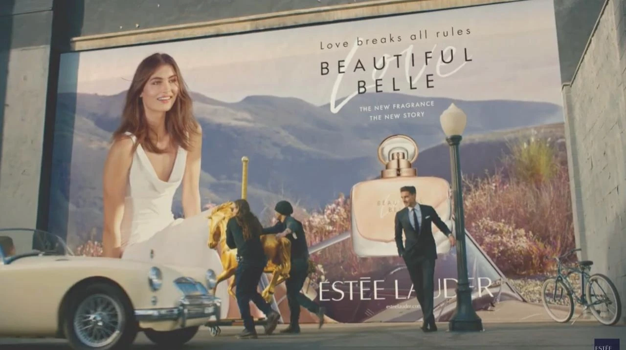 В 2024 году акции Estée Lauder упали почти на 50%, в 2025 предсказатель ипотечного кризиса Майкл Бьюрри удвоил долю компании в своем портфеле. Фото: скриншот Estée Lauder/YouTube