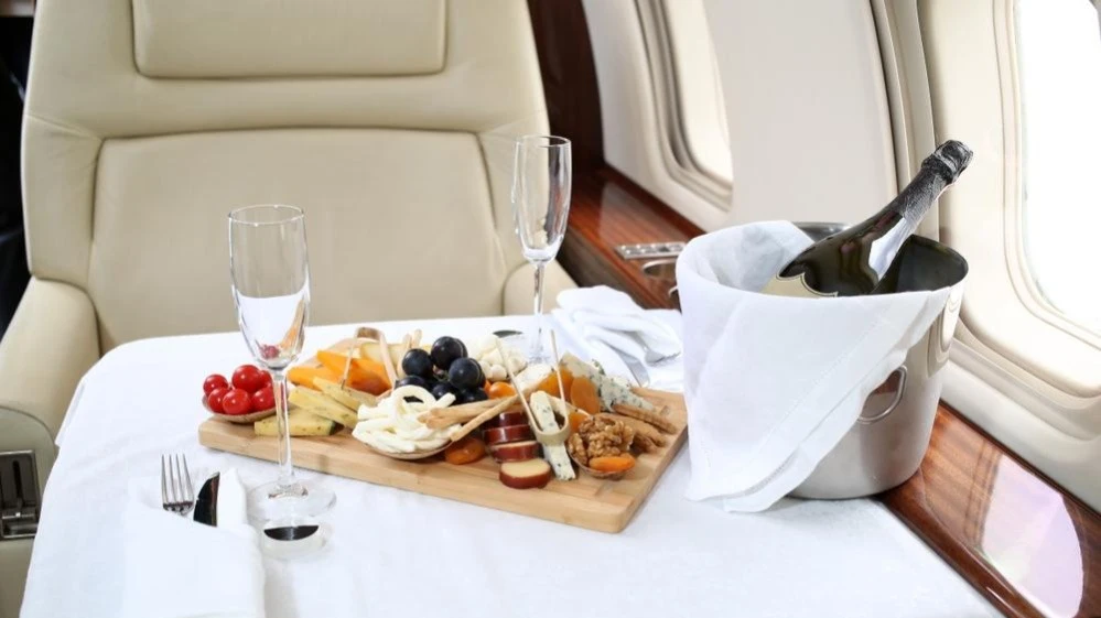 Авиакомпании собирают свои винные коллекции: стоимость билета первого класса это оправдывает. Фото: Hydr Ercn/Shutterstock
