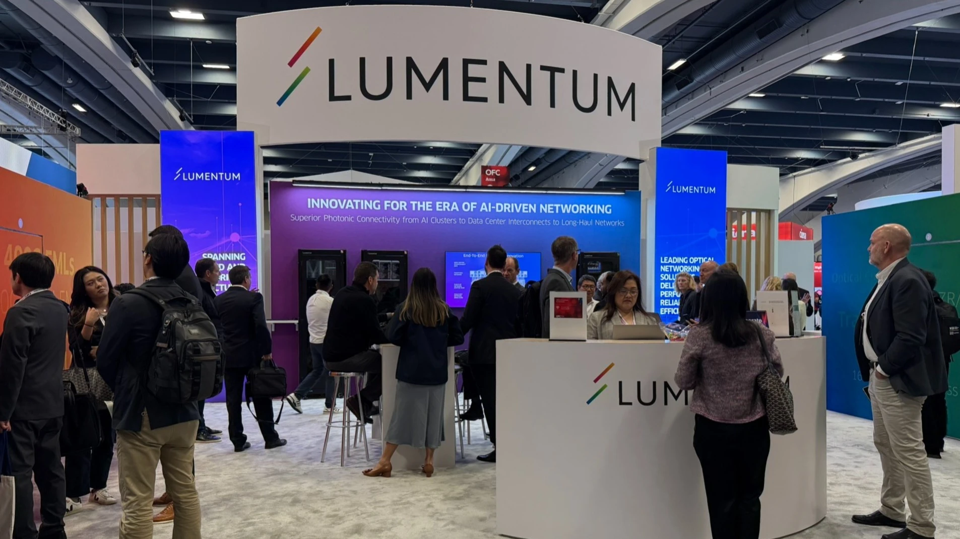 Аналитики назвали три небольшие акции для инвесторов в ИИ / Фото: Facebook / LumentumInc