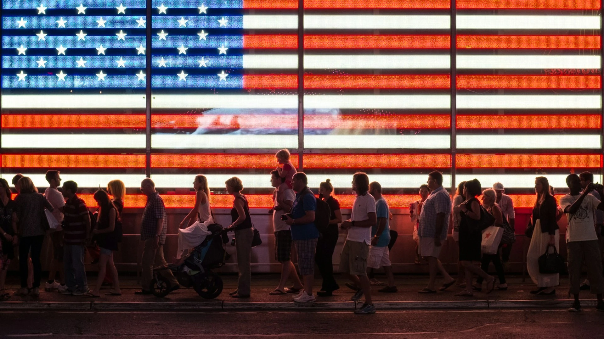 S&P 500 has its best day since May: stocks partially recovered from Fridays collapse