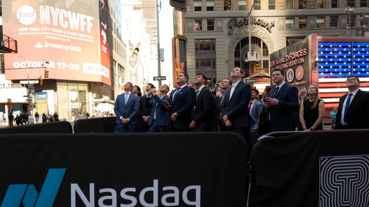 В нынешней ситуации есть важное отличие от пузыря доткомов: ИИ-компании не спешат выходить на IPO / Фото: RAMAN SHAUNIA / Shutterstock.com