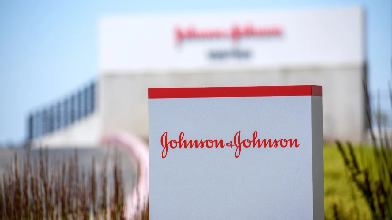 Johnson & Johnson входит в число компаний, которые на протяжении нескольких кварталов опережали прогнозы рынка и по прибыли, и по выручке / Фото: Michael Vi / Shutterstock.com