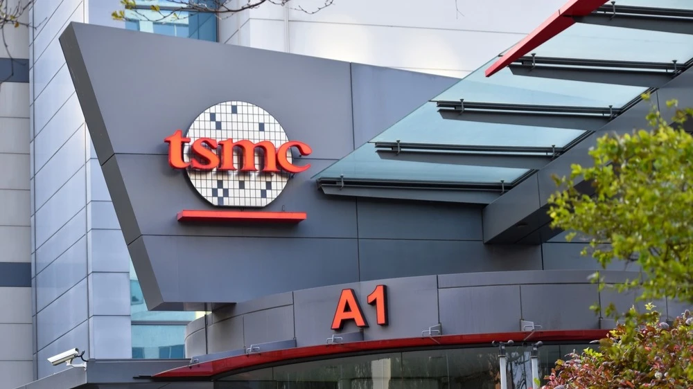 Акции TSMC, активно строящей заводы в США, подскочили после обещания Дональда Трампа ввести запретительную пошлину на импорт чипов / Фото: AlmondYue/Shutterstock.com