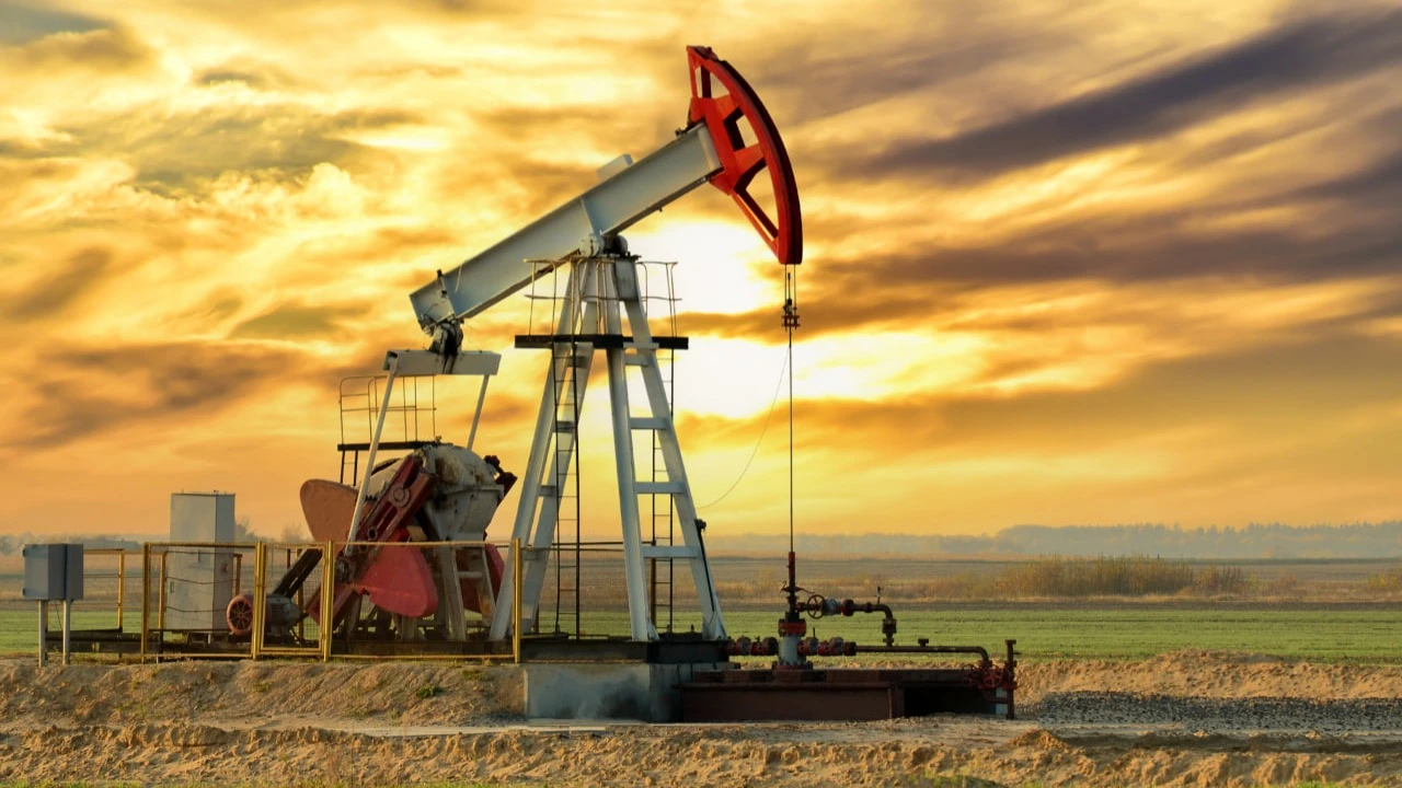 Нефть марки Brent дорожает после длительной серии падения цены / Фото: Maksim Safaniuk / Shutterstock.com