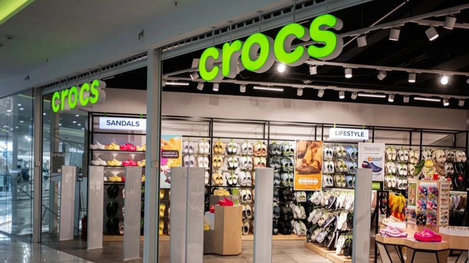 Пошлины продолжают давить на издержки Crocs, а возможности компании переложить их на потребителя ограничены, считает Barclays / Фото: AS project/Shutterstock.com