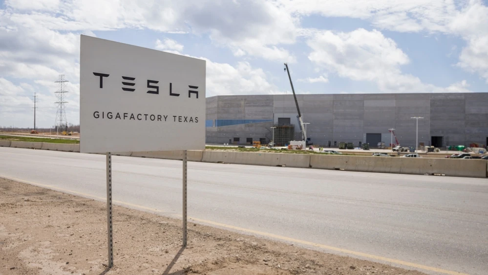 Tesla отказалась от разработки собственного ИИ-чипа для обучения искусственного интеллекта / Фото: University of College / Shutterstock.com