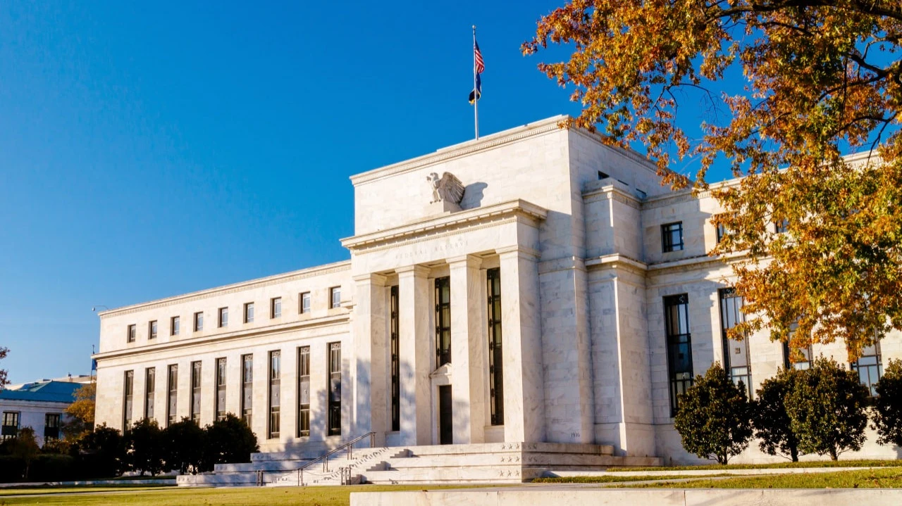 На пост главы ФРС рассматриваются два действующих заместителя Пауэлла — Мишель Боуман и Филип Джефферсон, а также президент ФРБ Далласа Лори Логан / Фото: Tanarch / Shutterstock.com