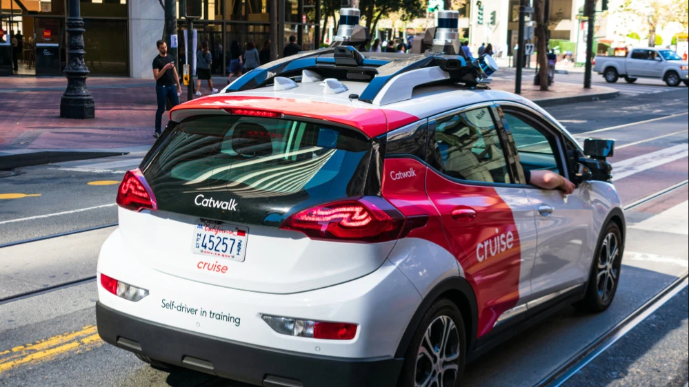 GM возвращает часть уволенных сотрудников подразделения роботакси Cruise для разработки беспилотных автомобилей / Фото: Michael Vi / Shutterstock.com