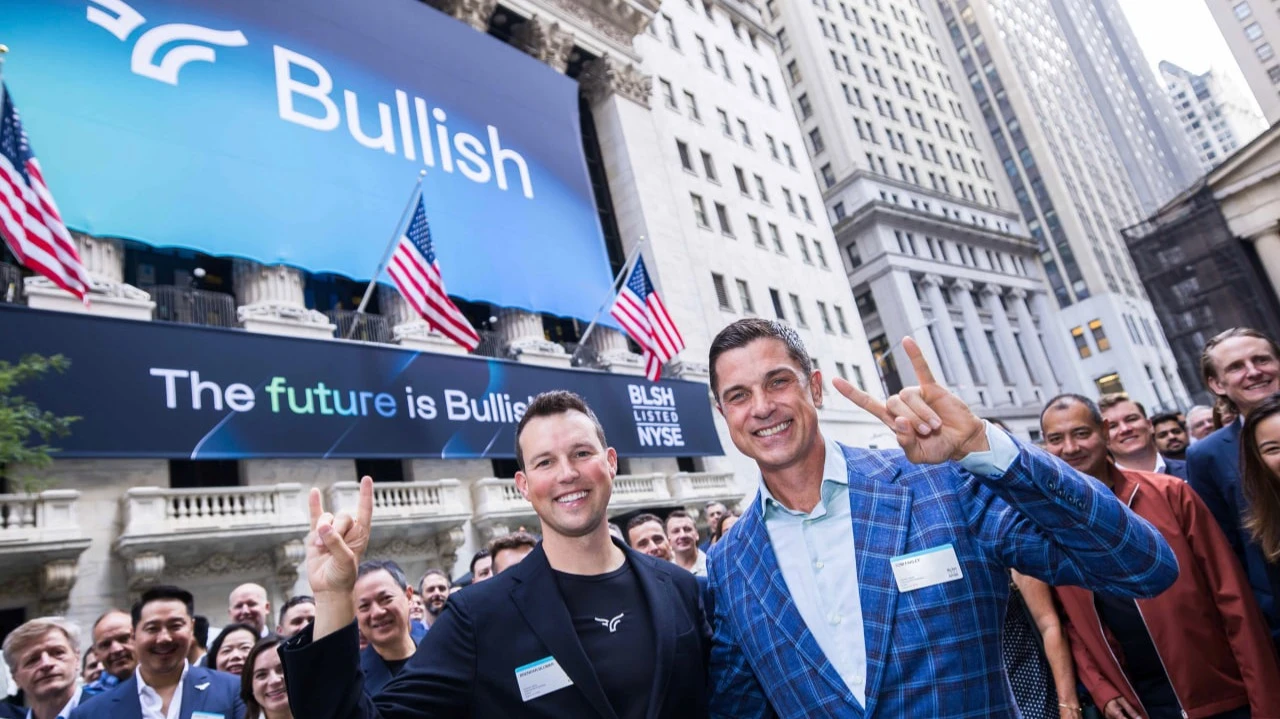 В результате IPO криптобиржи Bullish состояние ее сооснователя Брендана Блумера (слева) достигло $3,4 млрд, по данным индекса миллиардеров Bloomberg / Фото: X / NYSE