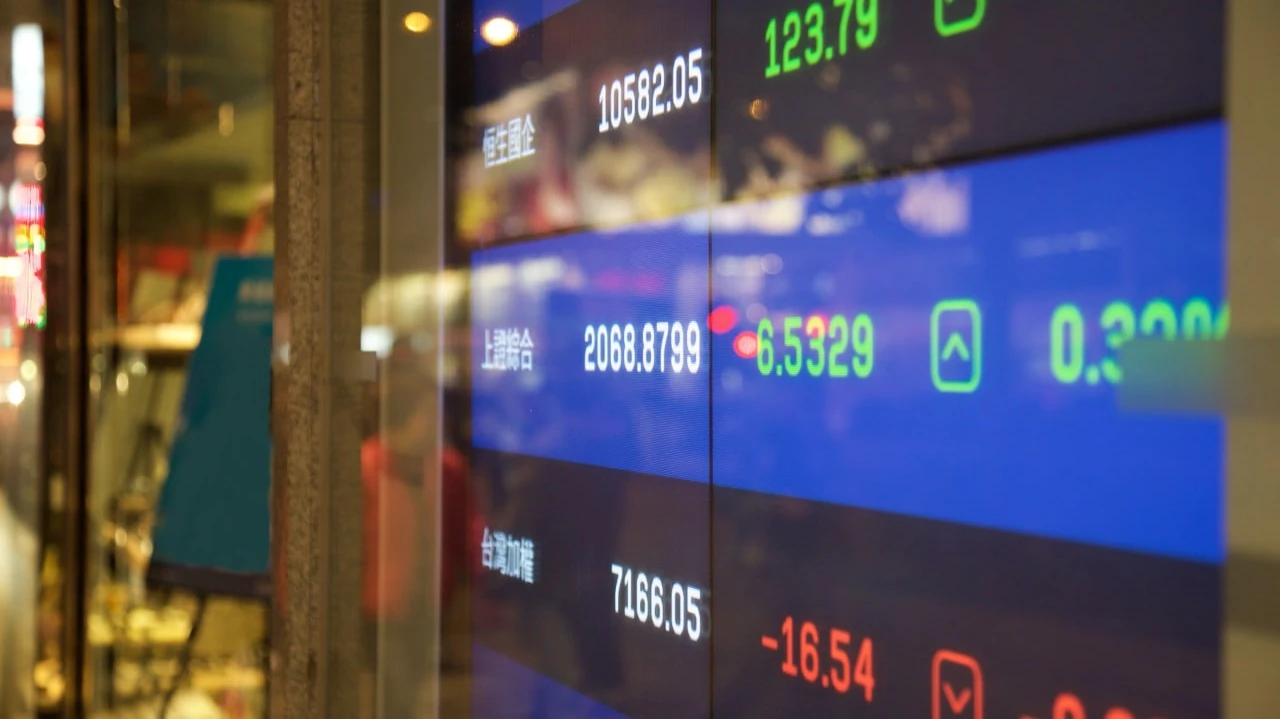 Индекс Шанхайской фондовой биржи обновил максимум за десятилетие / Фото: CYSUN / Shutterstock.com