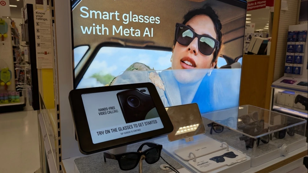 Популярные очки от Meta и Ray-Ban получат дисплей и будут стоить около $800, утверждает Bloomberg / Фото: PJ McDonnell / Shutterstock.com