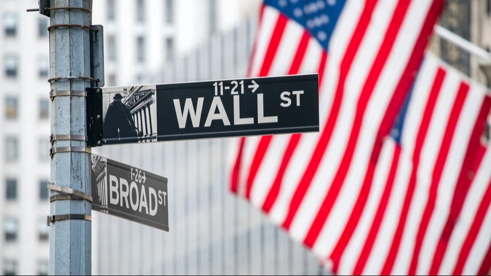 Аналитики BofA считают, что снижение ставки ФРС и восстановление экономики могут переключить интерес с IT-гигантов на малые и средние акции. Фото: Mapman/Shutterstock.com