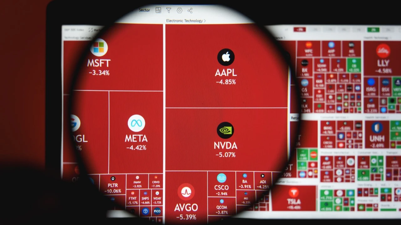 U.S. stocks are falling for the fifth day. Investors are cautious ahead of Powells speech