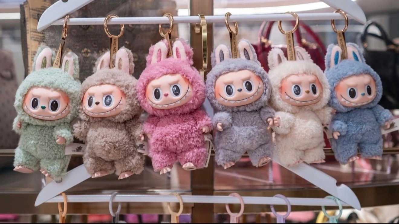 Pop Mart и компании из сектора здравоохранения могут войти в Hang Seng Index. Фото: Instagram/labubumexico