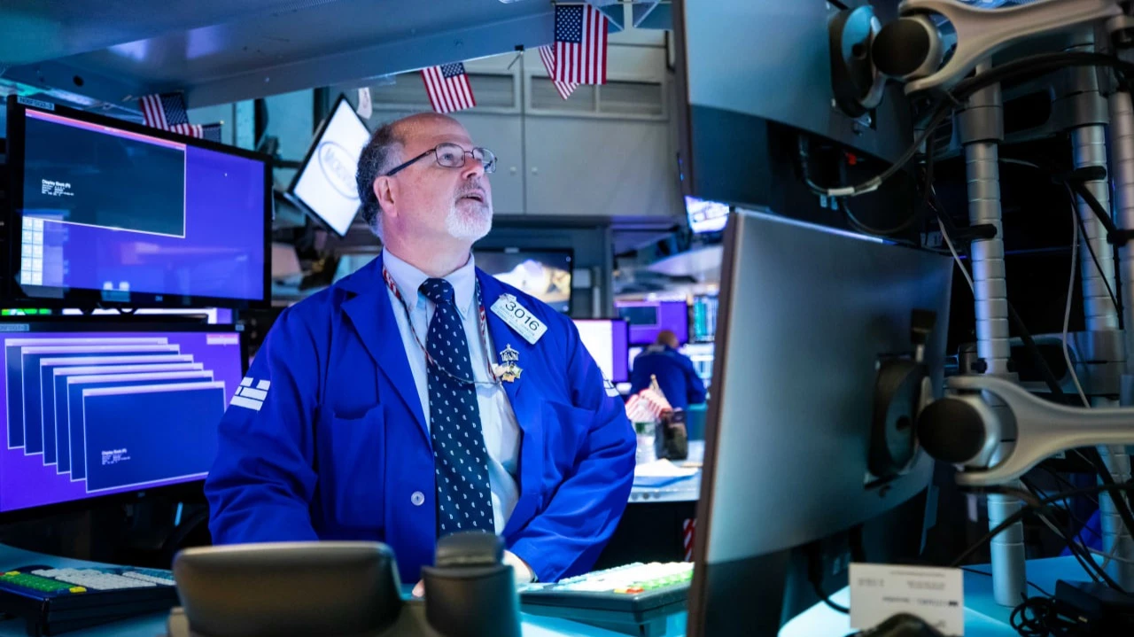 U.S. stocks halt losses as Fed chiefs speech awaited