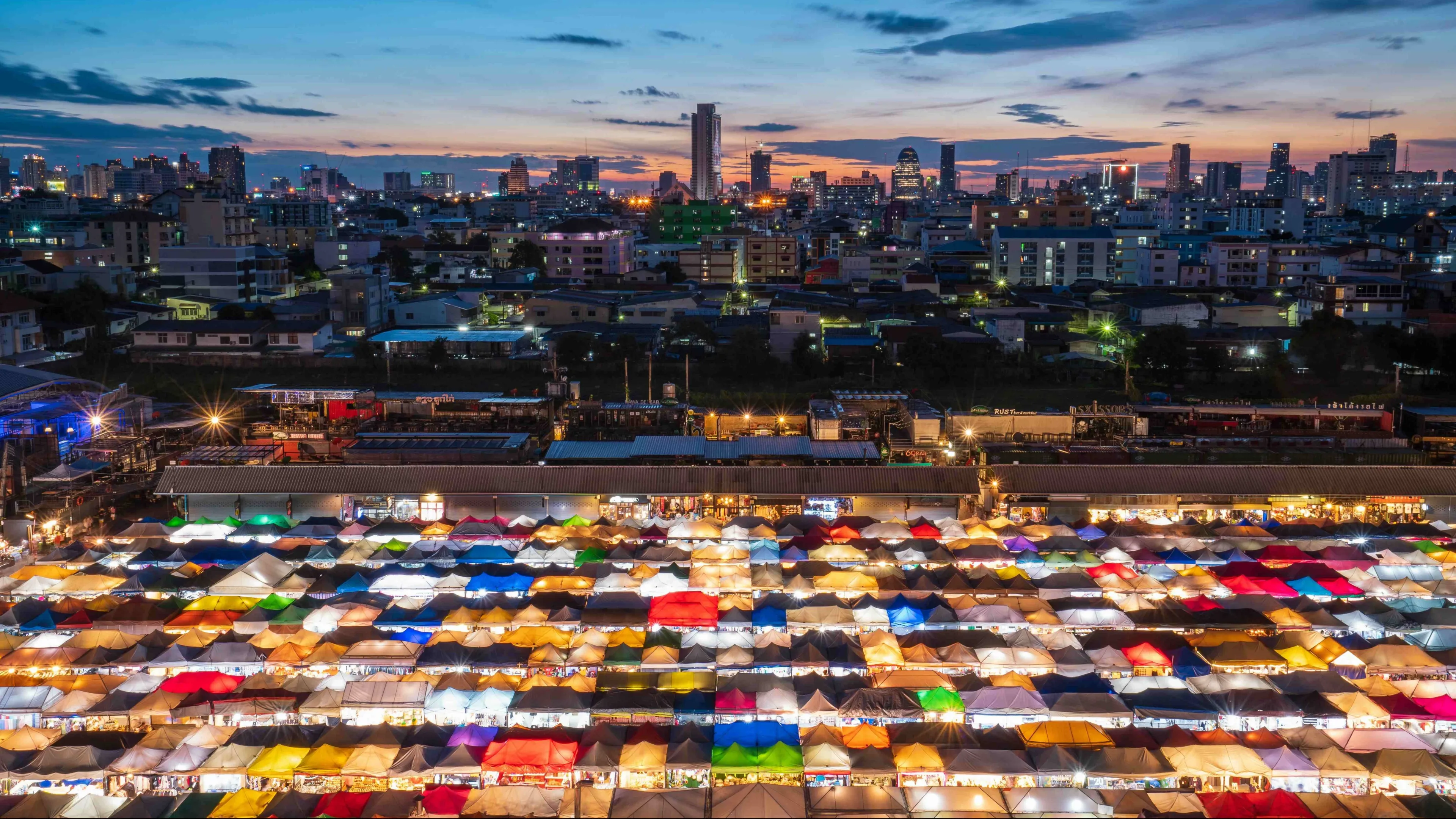 Аналитики ожидают 15% роста индекса MSCI EM при 10% у развитых стран. Фото: Kittitep Khotchalee/Unsplash