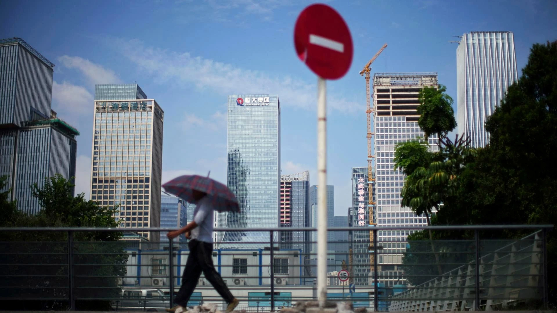 Акции China Evergrande Group, крупнейшего должника среди застройщиков Китая, исключили из листинга на Гонконгской бирже. Фото: reuters