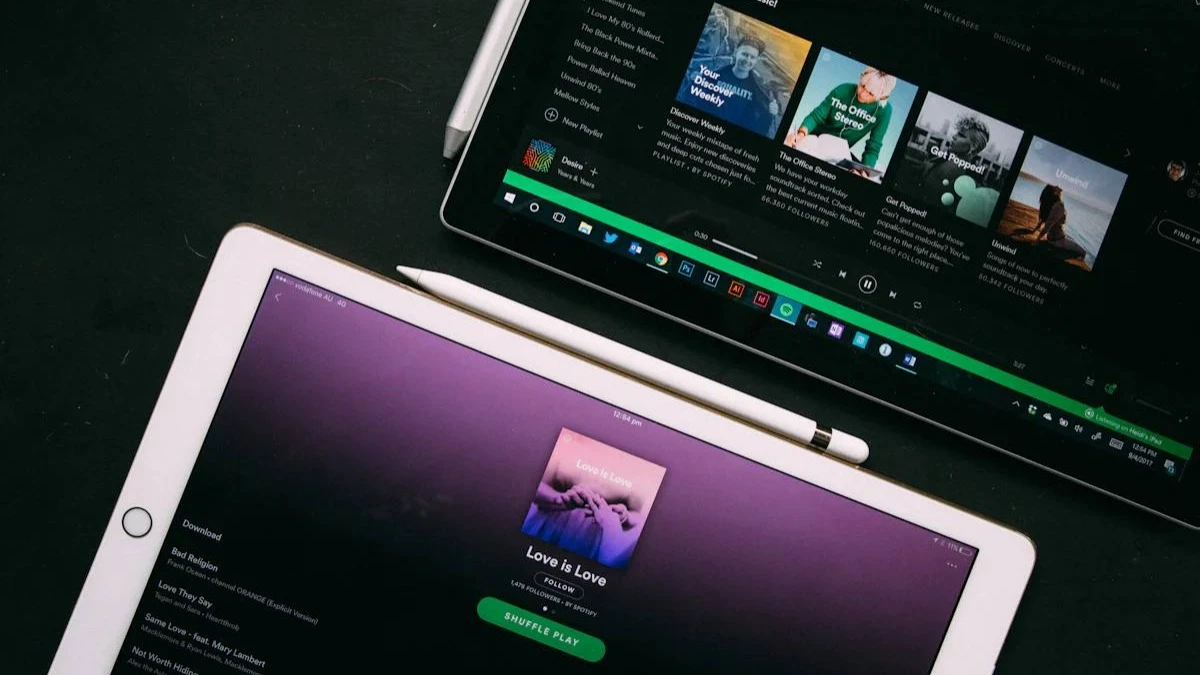 Spotify планирует снова поднять цены на подписку, связывая это с запуском новых сервисов и развитием платформы. Фото: Unsplash/Heidi Fin