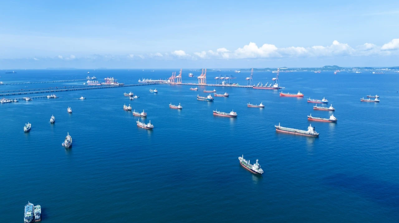 Goldman Sachs ожидает, что избыток предложения нефти приведет к снижению цены Brent ближе к уровню $50 к концу 2026 года / Фото: Shutterstock.com