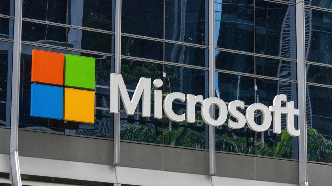 Microsoft начинает тестировать первую ИИ-модель, полностью обученную внутри компании / Фото: Tang Yan Song / Shutterstock.com